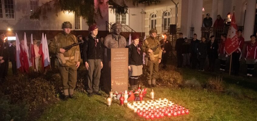 Capstrzyk Niepodległości pod pomnikiem generała Stanisława Sosabowskiego w Lęborku 10.11.2021