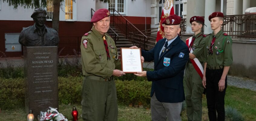 Honorowa Złota Odznaka Związku Polskich Spadochroniarzy w Londynie po 26 latach została wręczona harcmistrzowi Krzysztofowi Siwka.